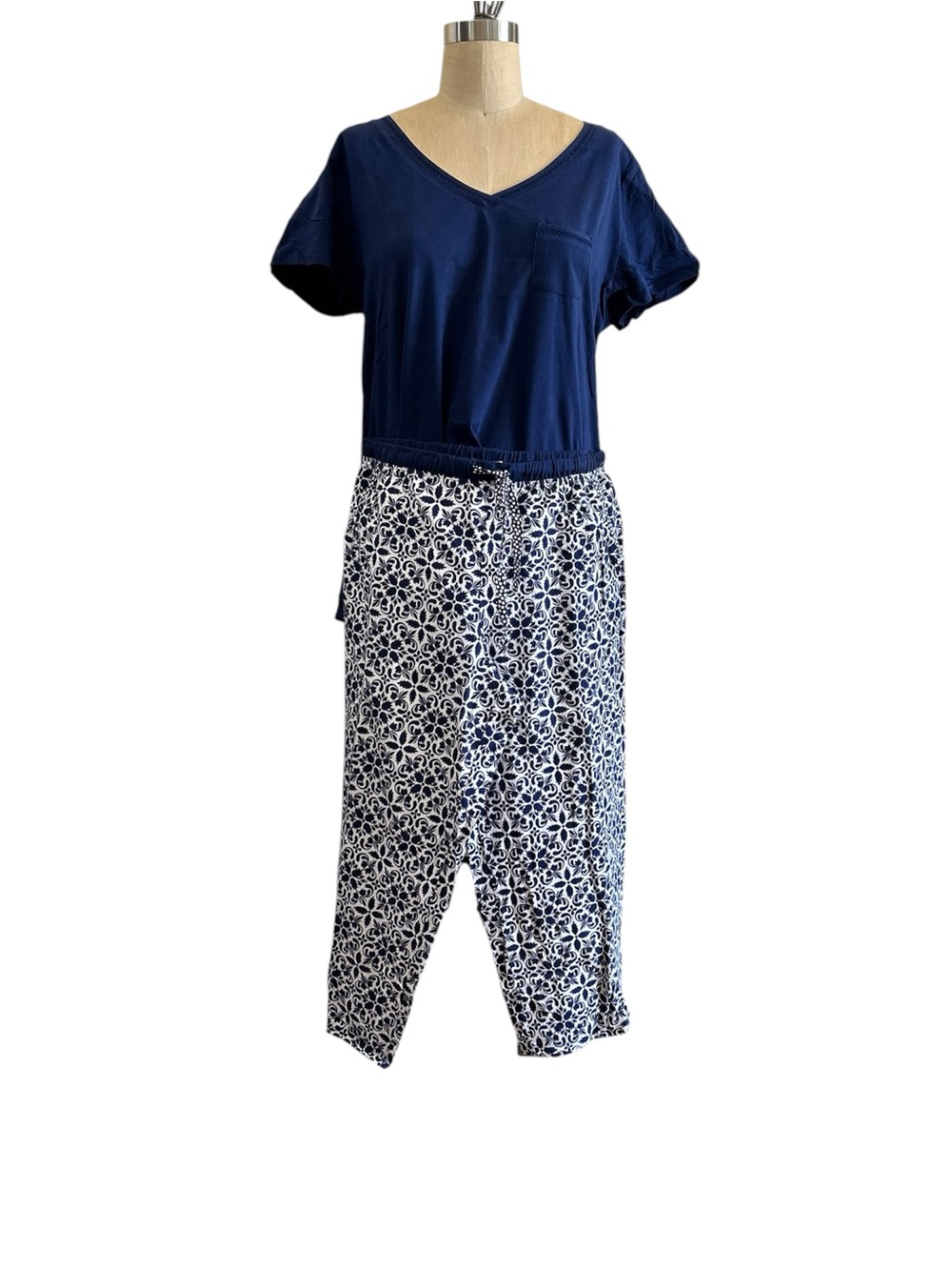 Midnight Carole Hochman Navy Top shorts White/Navy Printed Pants Medium
4 Pieces